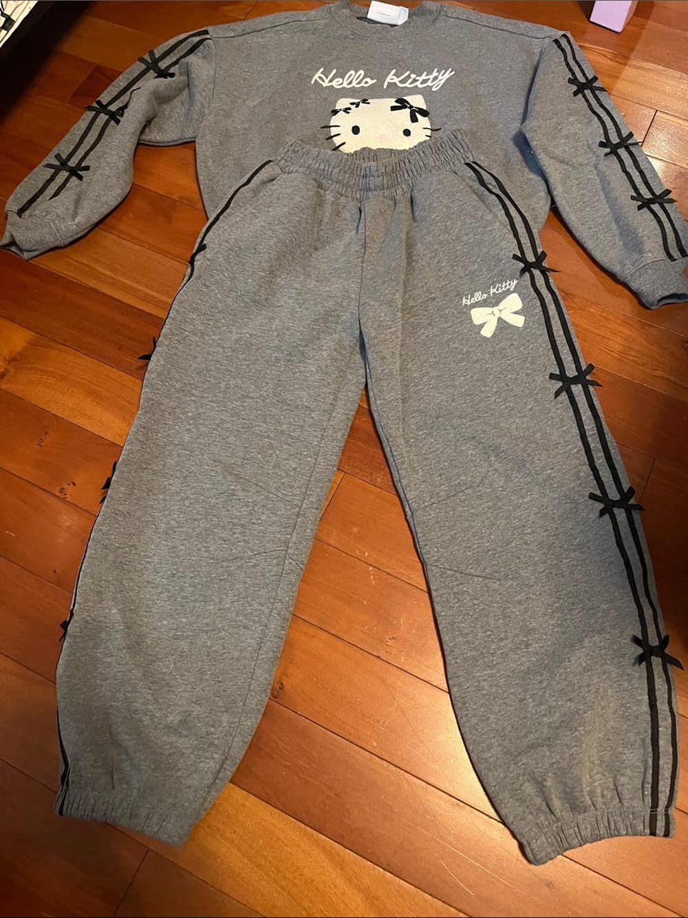 Kids Hello Kitty sweatsuit